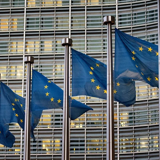 Europaeische Union Flaggen vor Gebaeude European Union flags in front of the European Commission building, representing policy engagement and regulatory
frameworks
